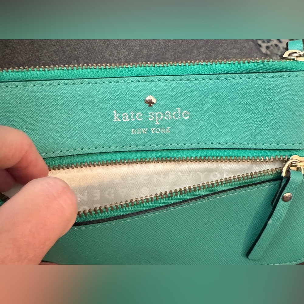 KATE SPADE Mikas Pond Bee Wristlet Green Leather Gold hardware in EUC - Picture 4 of 7
